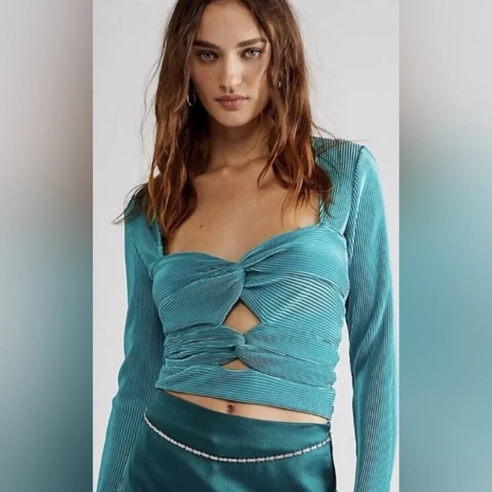 NWOT Free People Leah Teal Cut Out Twist Front Top